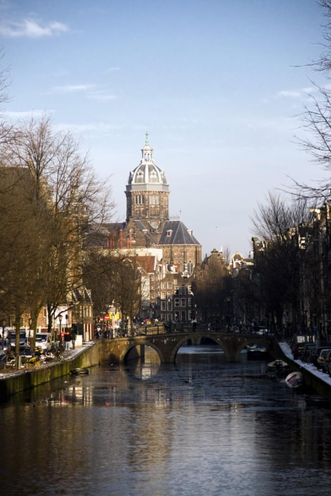 Нидерланды - Каналы (впрочем как и улицы) имеют труднопроизносимые названия, например этот называется Аудезейдс-Фоурбургвал :)
