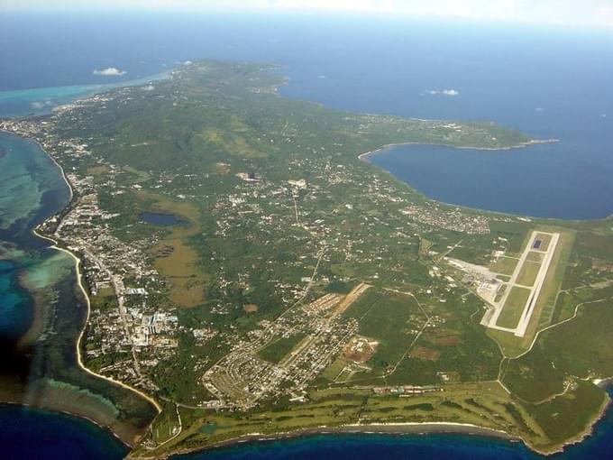 Марианские острова - Юг и западны берег Сайпана наиболее обжиты. Видны аэропорт (справа), и основные жилые районы.