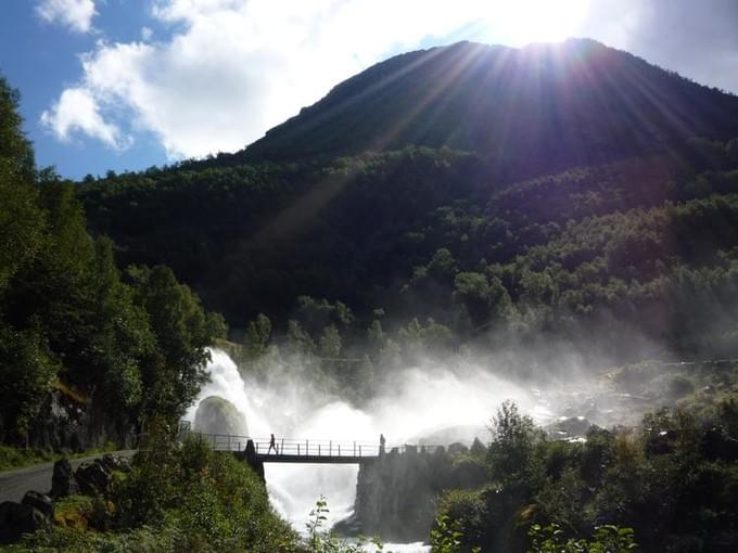 Норвегия - Горная река с водопадом. 