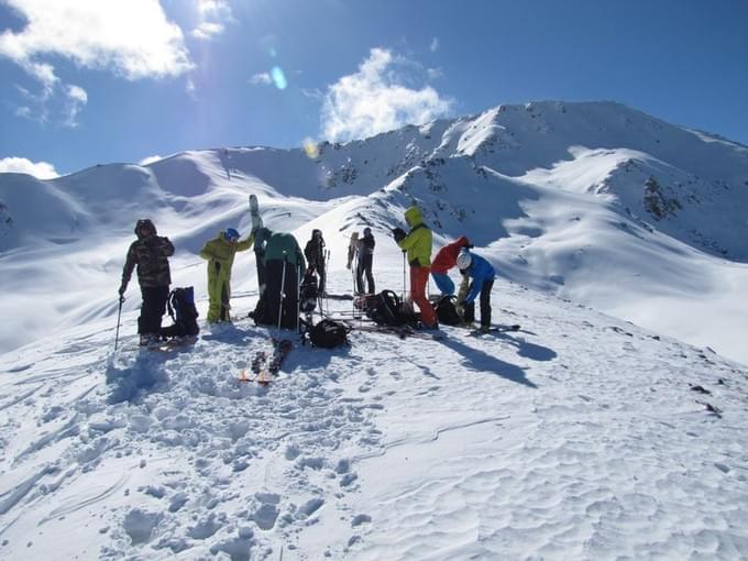 Киргизия - Киргизия становится популярным горнолыжным районом. И сегодня уже ни у кого не возникает удивления, когда рассказываешь про катания на лыжах в Киргизских горах.

http://asiamountains.net/ru/tours/ru-skitouring-and-heli/