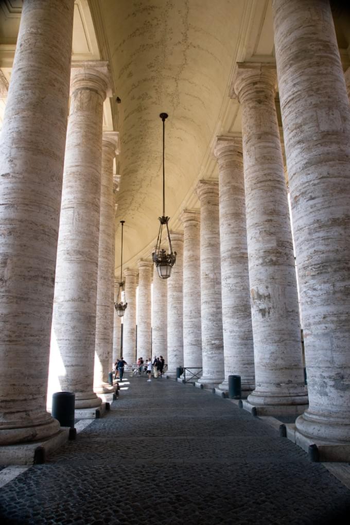 Италия - Колоннада Бернини опоясывает почти всю площадь Святого Петра