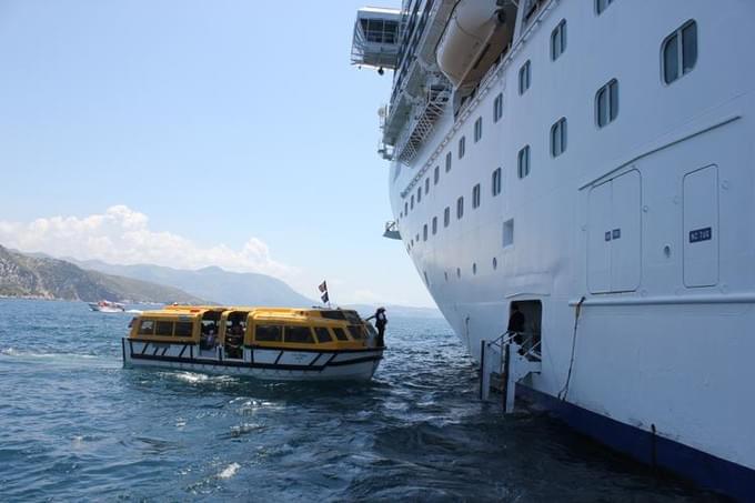 Греция - Погрузка на Costa Magica с помощью спасательных шлюпок.