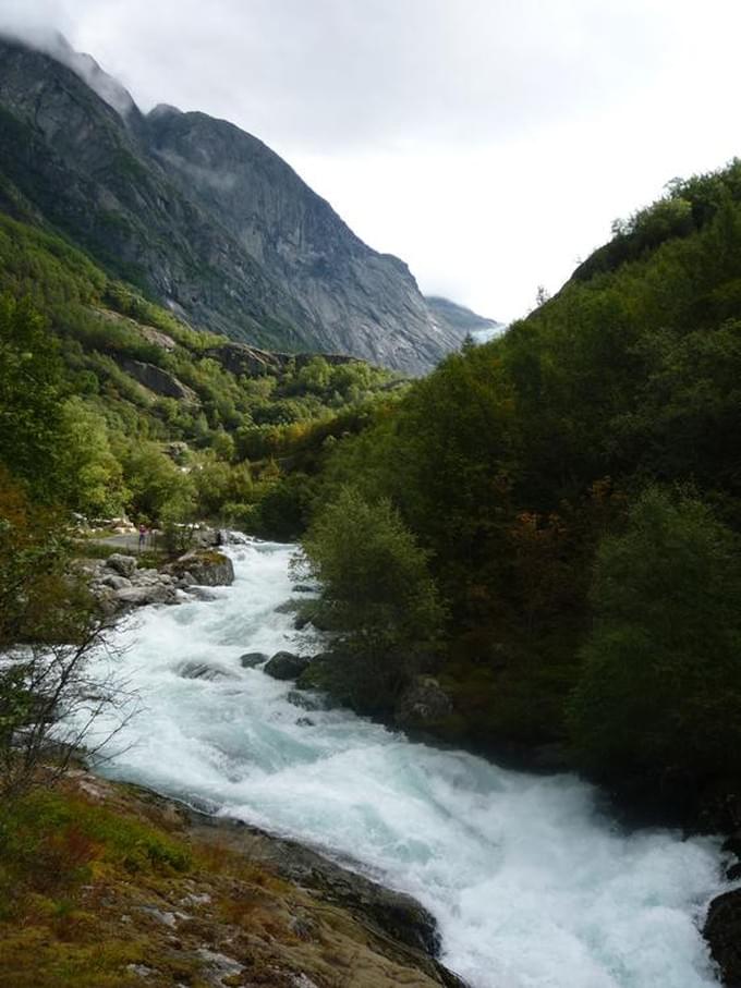 Норвегия - Потоки тающего ледника.