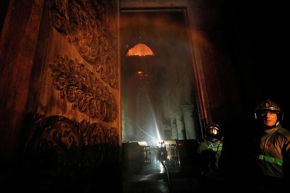 Фото Reuters внутри после пожара
