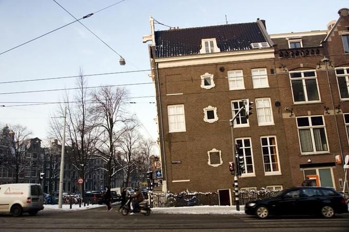 Нидерланды - Нет, это не нарушенная перспектива, это действительно косой дом, и таких в Амстере полно.
