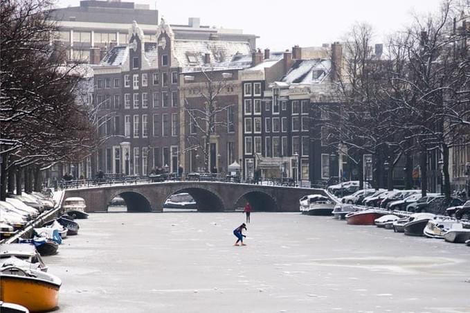 Нидерланды - Большинство каналов не замерзло, но вот на Кайзерграхт даже катались на коньках (голландцы же - спецы по конькобежному спорту). И это при температуре -3.