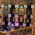 <p>Главный холл на Costa Magica с прозрачными лифтами.</p>