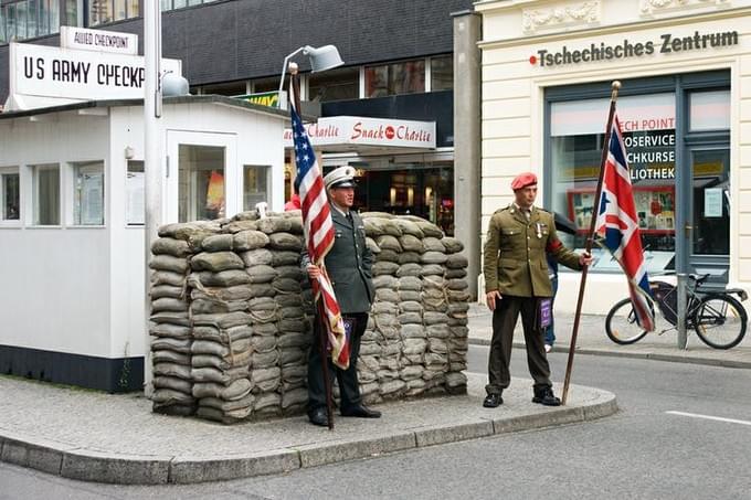 Германия - Знаменитый Checkpoint Carlie - КПП между советской и американской окупационной зонами, теперь музей