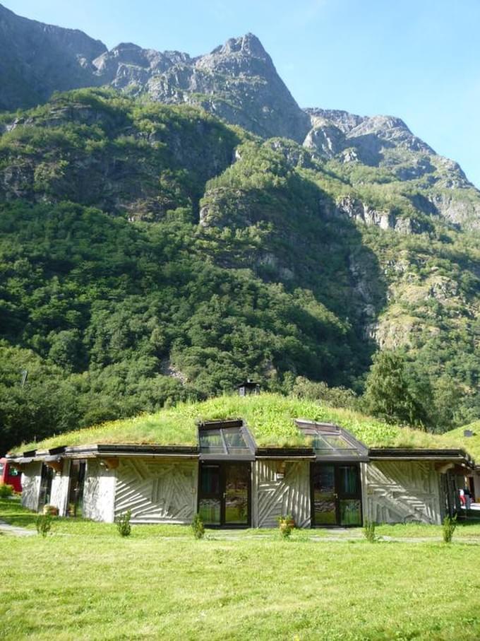 Норвегия - Отельчик с травяной крышей.