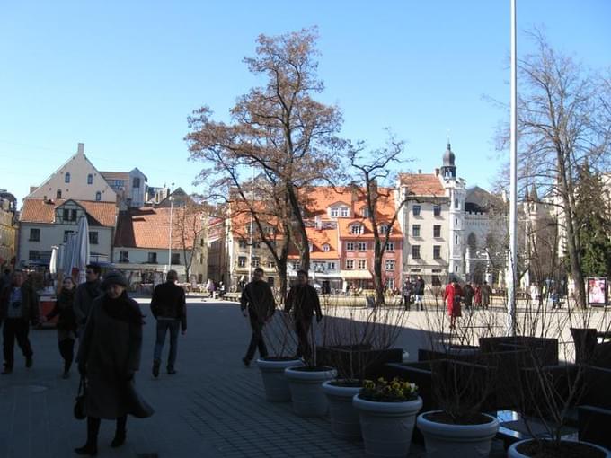 Латвия - Весна на площади