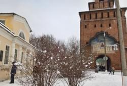 <p>Пятницкие (главные) ворота Коломенского кремля (со стороны кремля - изнутри). Слева виден один из жилых домов, расположенных внутри, еще 19 века.</p> Фото 80627 Коломны, Россия