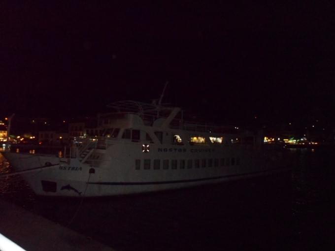 Греция - Яхта поздним вечером.