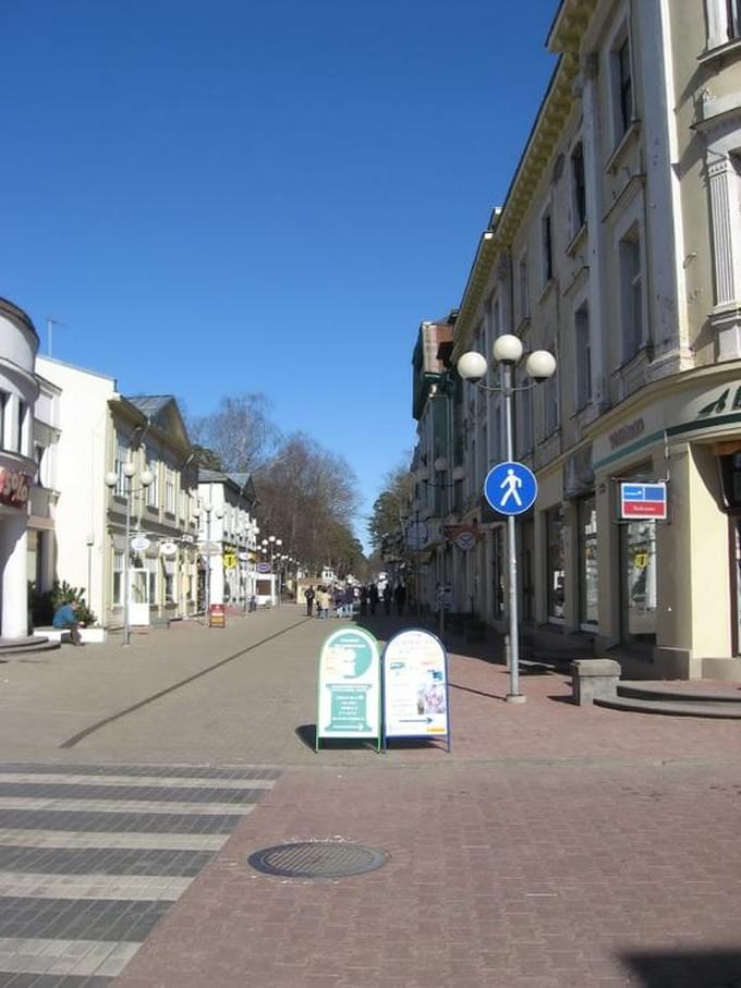 Латвия - Вот такая улица Йомас в середине апреля