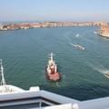 <p>Costa Magica в Венеции - впереди корабль ведет буксир с лоцманом.</p>