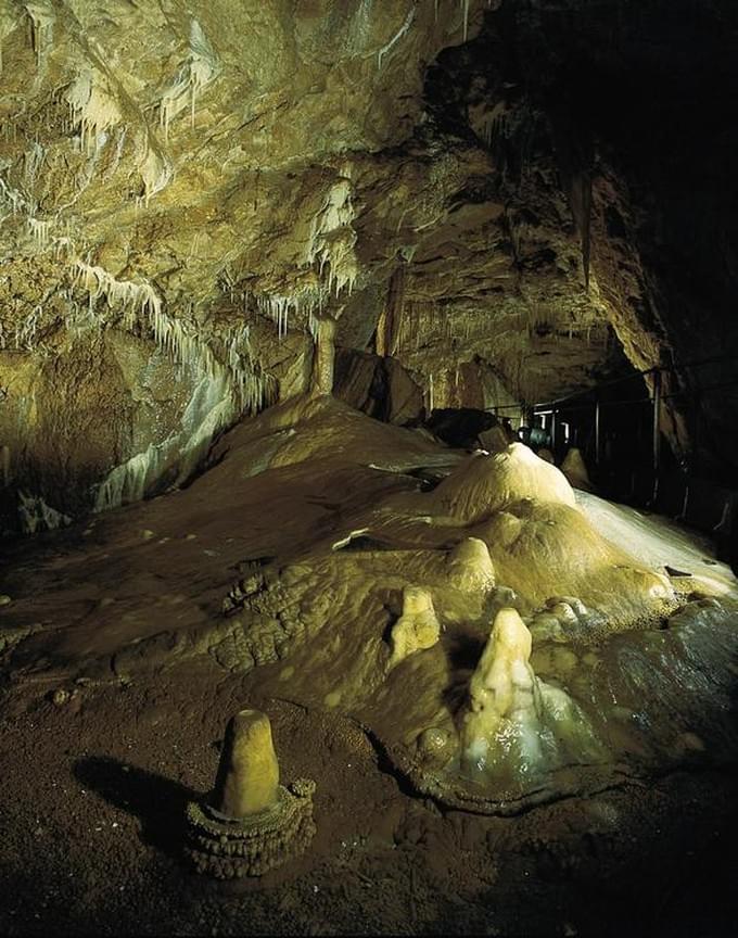 Польша - Медвежья пещера (фот. Томаш Гмэрка)
Самая длинная пещера Судетских гор, открыта в 1966 году во время разработки месторождения мрамора.