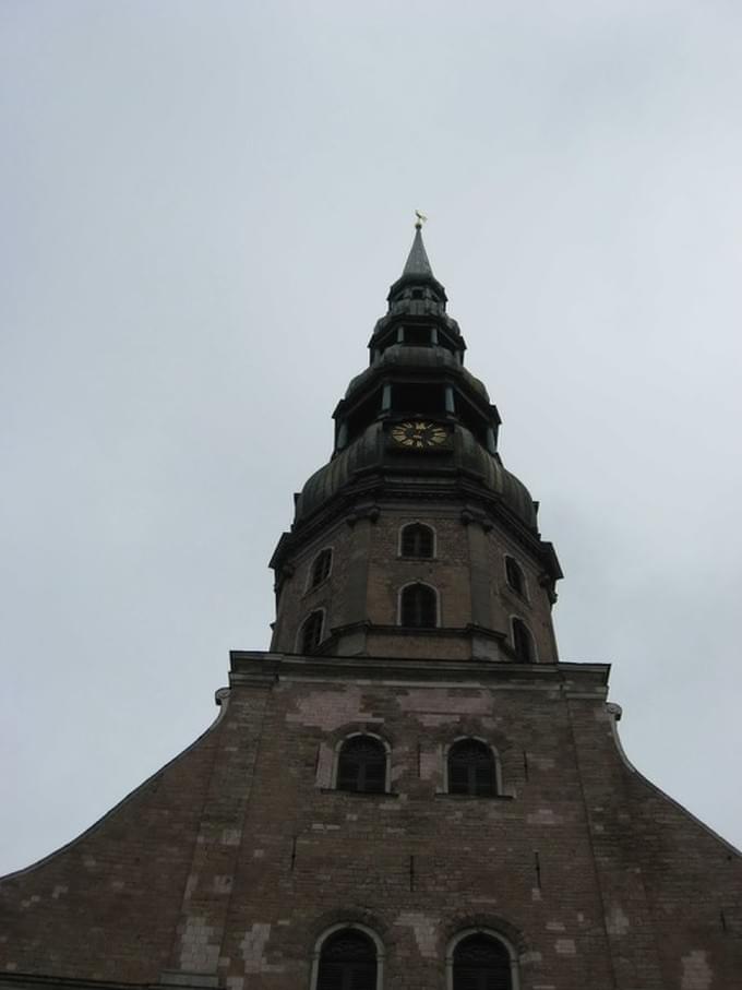 Латвия - Башня Святого Петра, вид снизу