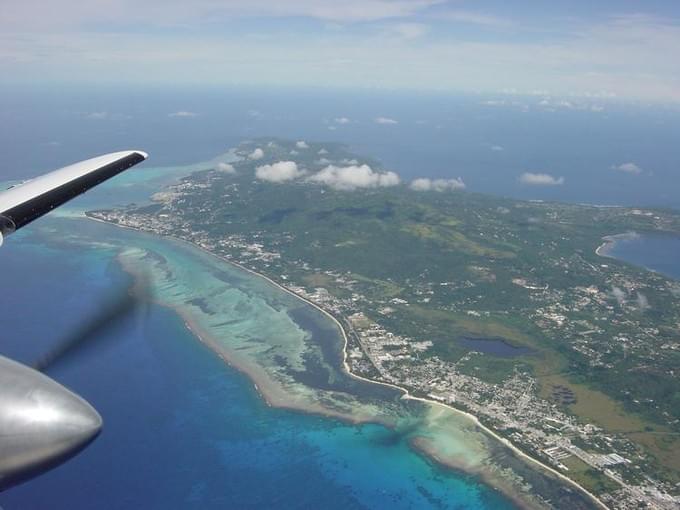 Марианские острова - Цветовые переходы моря по западному  берегу Сайпана обусловлены профилем морского дна.