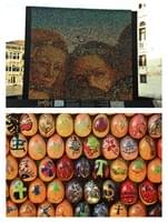 Италия - В Венеции в июле 2011г. проходил Биеннале. На фотографии представлена работа украинской художницы. Она составляет огромные полотна из разукрашенных яиц.
