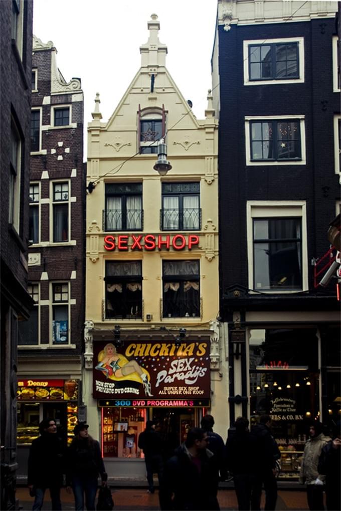 Нидерланды - В Амстердаме архитектурные памятники и музеи соседствуют с секс-шопами, и это у них нормально. Несколько красных витрин смотрят прямо на старейшую церковь города. И надо быть внимательными при выборе бара: многие из них помечены шестицветным флагом секс-меньшинств.