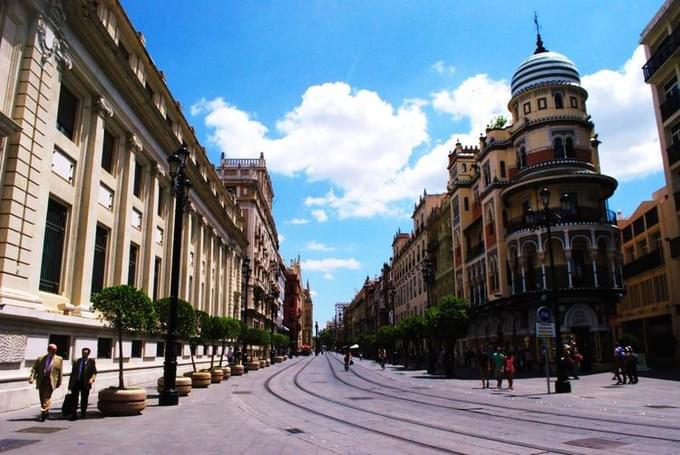 Испания - Центральный проспект Севильи поражает необычным сочетанием испанской и мавританской архитектуры