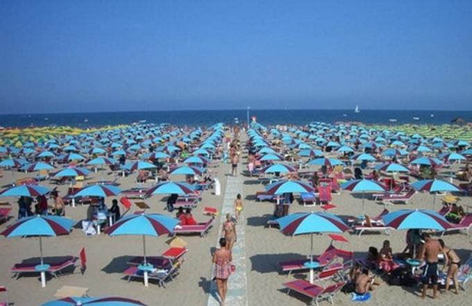Италия - Пляжи Римини готовы к летнему сезону