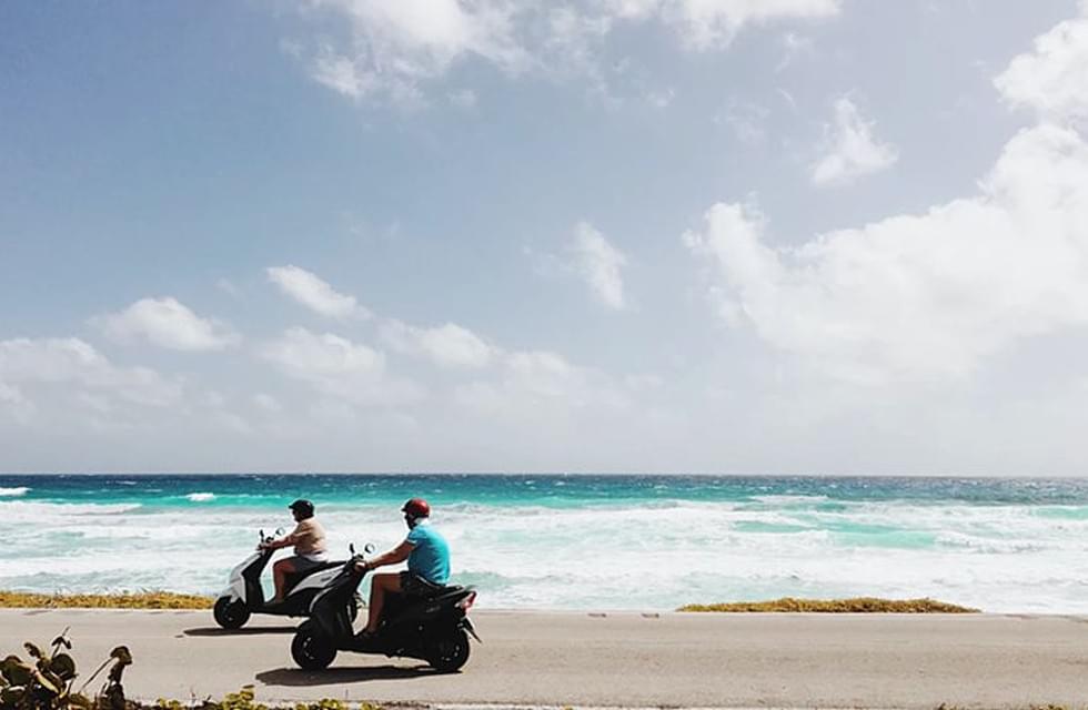 Арендуйте скутер и путешествуйте по острову