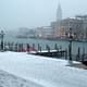 Знаменитые каналы Венеции сковало льдом