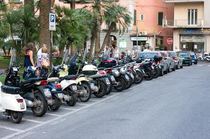 Италия - Основной вид транспорта в итальянских городках - мотороллер