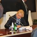 <p>Людмила Пучкова подписывает договор о кредите</p>