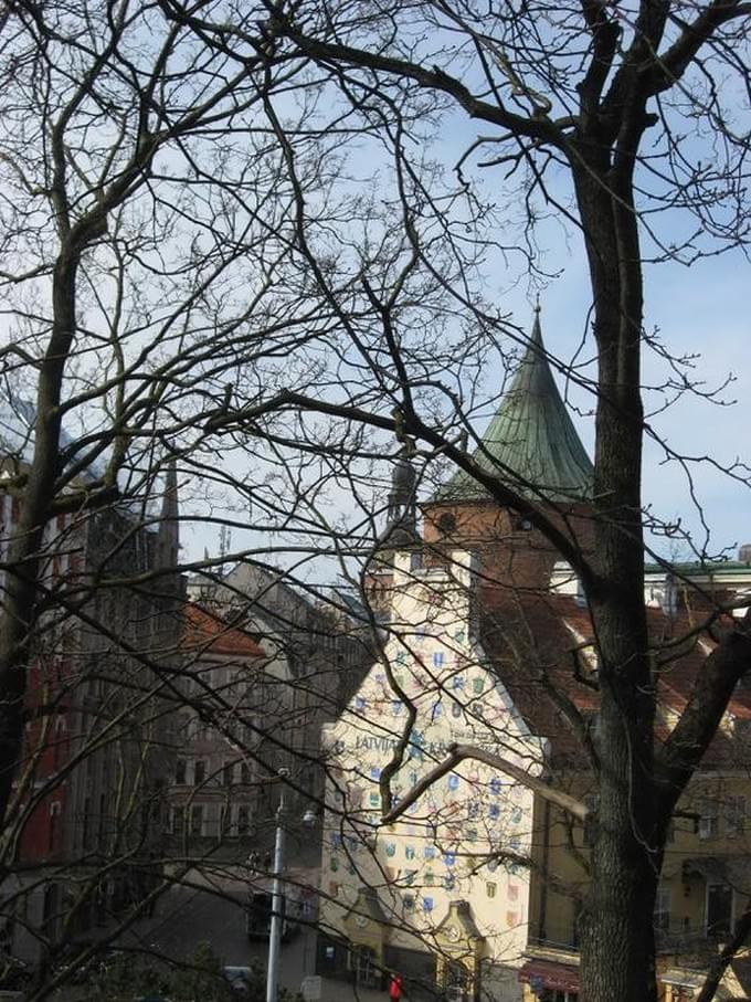 Латвия - Вид на Пороховую башню с Бастионной горки