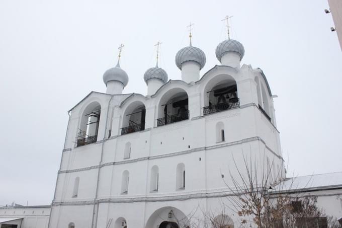 Россия - Знаменитая звонница Успенского Собора Ростовского Кремля. Сохранились все 15 колоколов, установленных на звоннице.