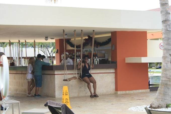 Доминикана - Breathless Punta Cana Resort & Spa. Такие качели вместо барных стульев очень нравятся гостям отеля