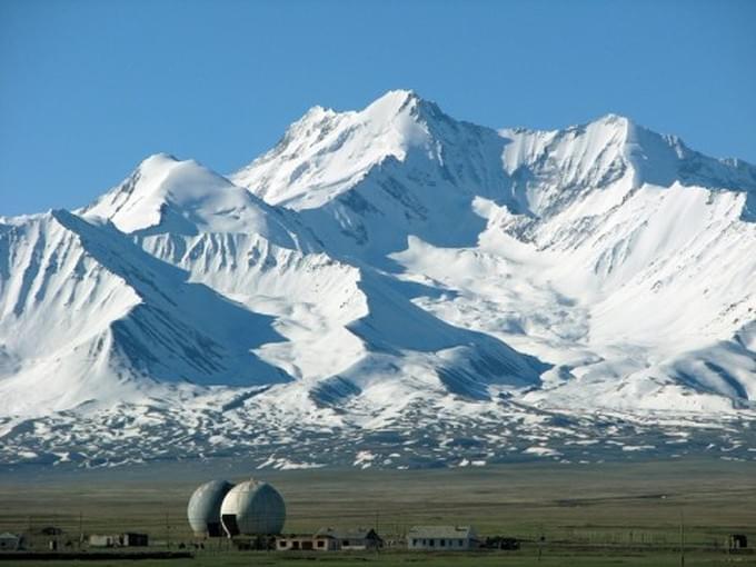 Киргизия - Пик Ленина (7134 метра) находится в средней части Заалайского хребта, являющейся естественной границей между Киргизией и Таджикистаном. На западе вершина соединена с пиком Дзержинского (6713метров), на востоке, через перевал Крыленко (5820 метров), - с гребнем пика Единства (6673 метра). На юге, в отроге массива пика Ленина, находится пик 6852 метра, названный в 1974 году именем Маршала Жукова.


asiamountains.net