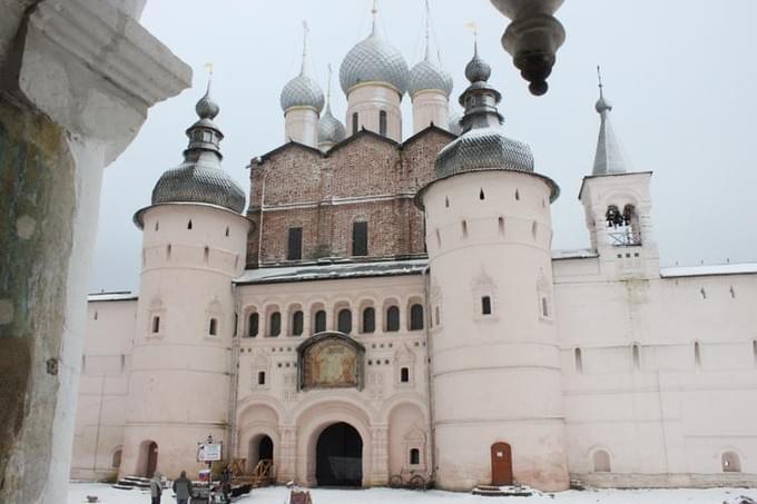 Россия - Надвратная церковь Воскресения, вид со стороны Успенского Собора Ростовского Кремля.