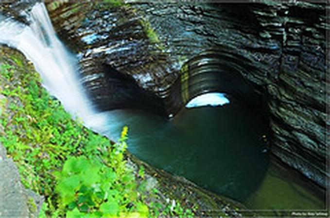 Албания - АЛбания богата высокими горами, водопадами, таинственными пещерами.. здесь есть даже фьорды!