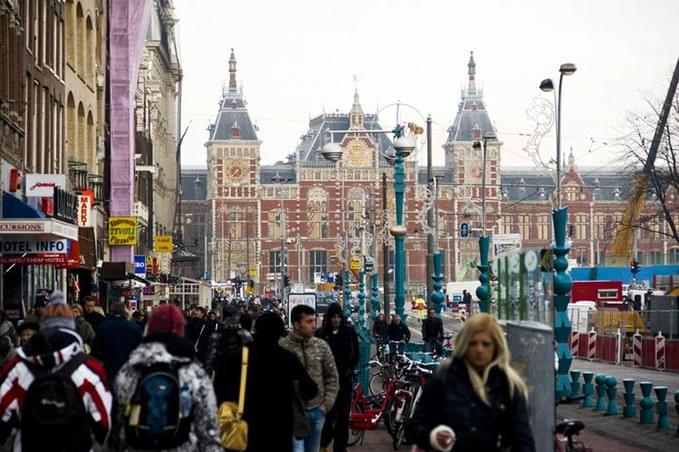 Нидерланды - Центральный вокзал и самая оживленная улица Damrak