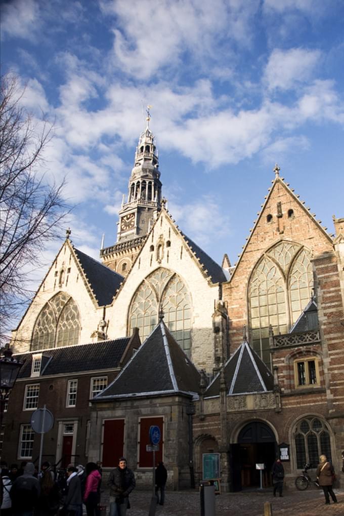 Нидерланды - Старая церковь (Oude Kerk) в сердце Красного квартала