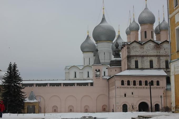 Россия - Ростов Великий: Кремль, вид на Успенский Собор, крепостную стену и надвратную церковь Воскресения.
