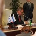 <p>глава ВТБ Андрей Костин также подписывает договор</p>