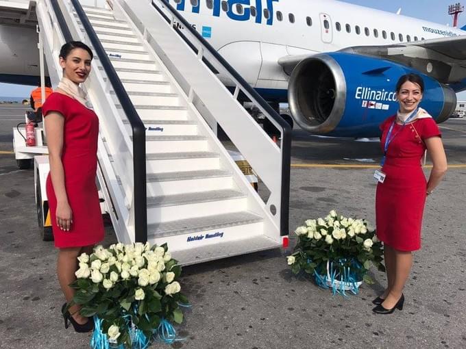 Греция - Сюрприз! Очаровательные стюардессы вручают пассажирам нежно жёлтого цвета розу,перевязанную голубой ленточкой (солнце и сервис с голубой каёмкой). 