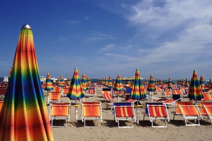 Италия - Пляжи Римини готовы к летнему сезону