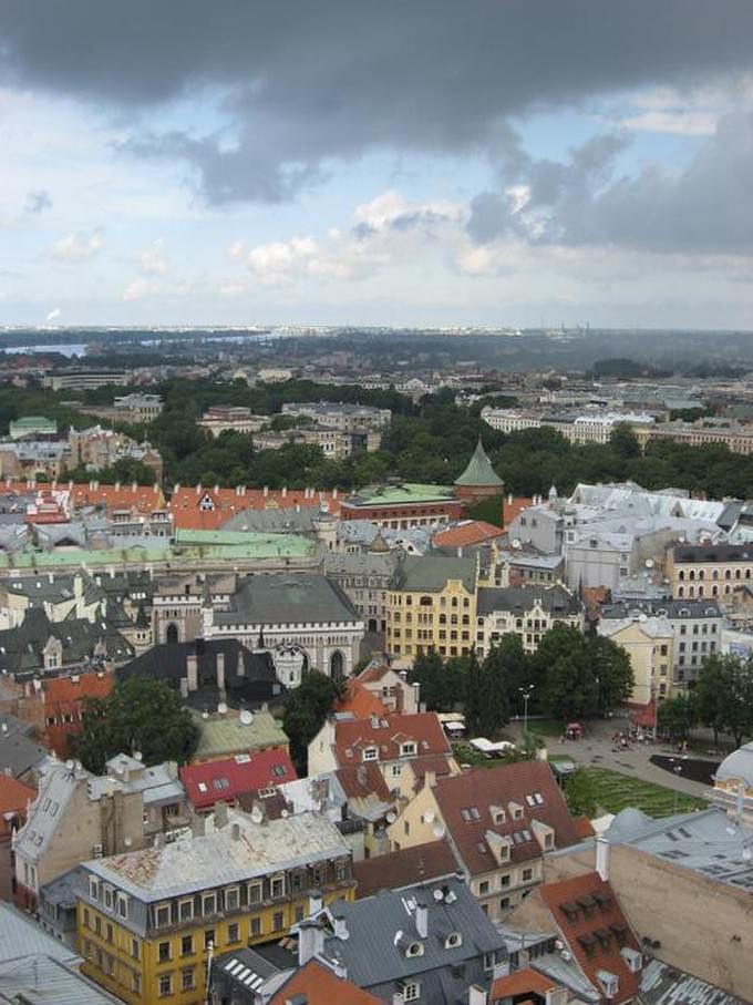 Латвия - Тучи над городом
