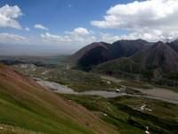 Киргизия - Пик Ленина (7134 метра) находится в средней части Заалайского хребта, являющейся естественной границей между Киргизией и Таджикистаном. На западе вершина соединена с пиком Дзержинского (6713метров), на востоке, через перевал Крыленко (5820 метров), - с гребнем пика Единства (6673 метра). На юге, в отроге массива пика Ленина, находится пик 6852 метра, названный в 1974 году именем Маршала Жукова.


asiamountains.net