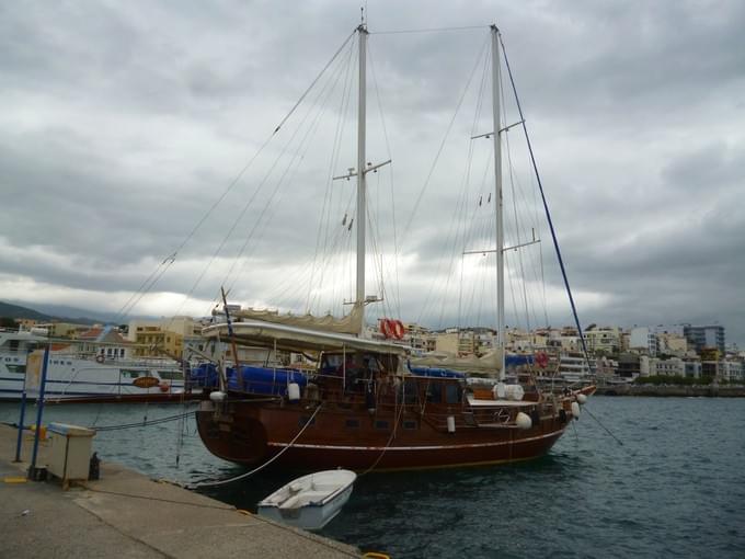 Греция - Агиос Николаос. За 2 года ничего не изменилось. Всё те же корабли и лодки.
