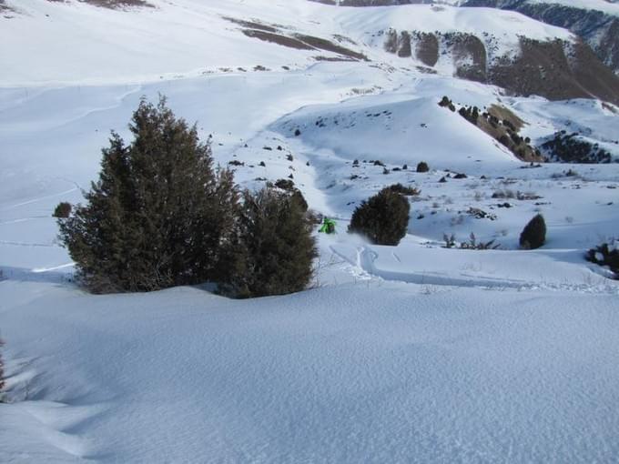 Киргизия - Лыжный сезон начинается с декабря (Иногда с Ноября) и заканчивается в марте. Температура в городе Бишкек может быть плюсовой, а в горах опускаться до -25°С.

Наши инструктора это опытные квалифицированные  горнолыжные гиды, оттачивающие свое мастерство на хели-ски и фри-райд программах, большинство из которых имеют опыт ски-альпинизма.
