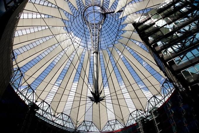 Германия - Sony Center - комплекс ультрасовременных зданий на Potsdamer Platz, в которых располагаются офисы, магазины, кинотеатры, рестораны. В цетре этого 