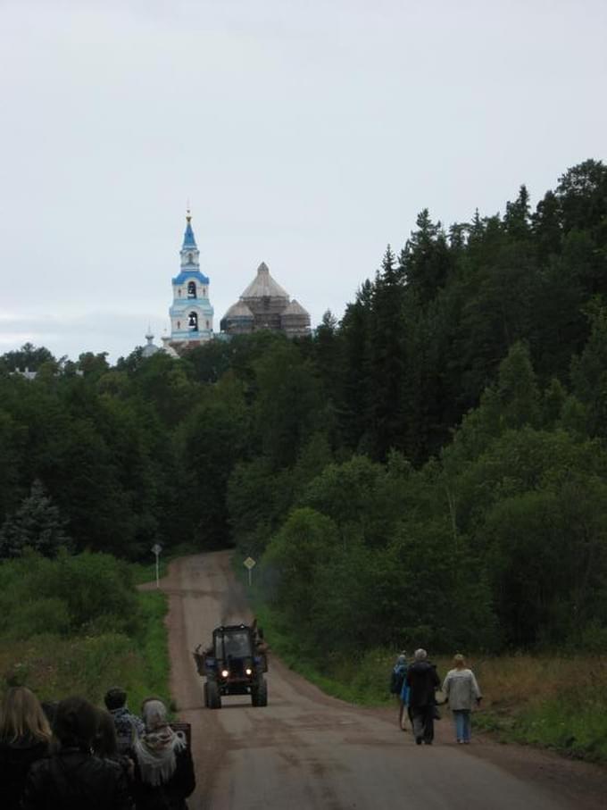 Россия - Монастырь, туристы, трактор