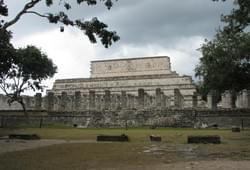 <p>Группа 1000 коло а за ней Храм Воинов</p> Фото 30994 Канкуна, Мексика