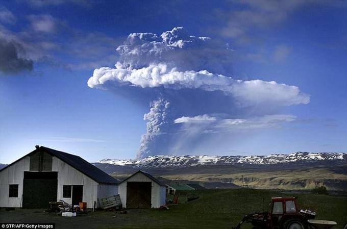 Исландия - Извержение Гримсвотна, самого активного вулкана Исландии, началось в ночь с субботы на воскресенье 21-22.05.11: тогда дым от него поднялся на высоту в 20 км.