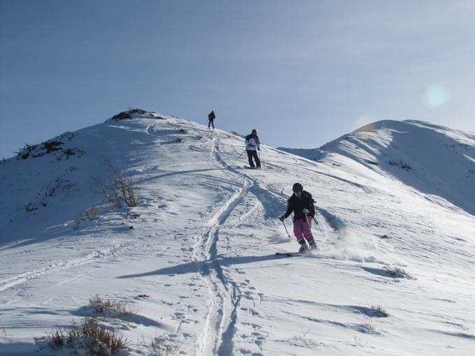 Киргизия - Лыжный сезон начинается с декабря (Иногда с Ноября) и заканчивается в марте. Температура в городе Бишкек может быть плюсовой, а в горах опускаться до -25°С.

Наши инструктора это опытные квалифицированные  горнолыжные гиды, оттачивающие свое мастерство на хели-ски и фри-райд программах, большинство из которых имеют опыт ски-альпинизма.